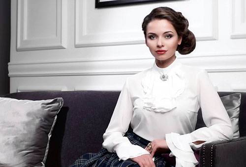 Fille dans un chemisier synthétique blanc