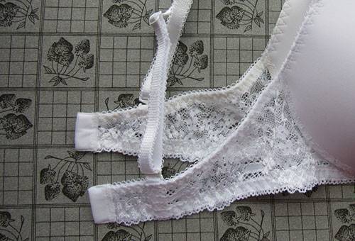 Sous-vêtements blancs synthétiques