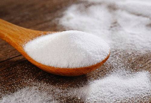 Sel dans une cuillère en bois