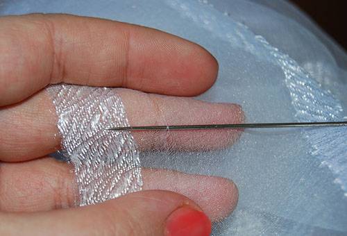 Préparer le tulle pour la coupe des bords