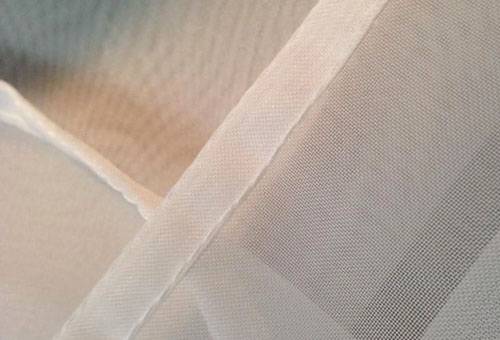 Traitement de tulle sur le côté