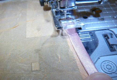 Bordure en tulle avec une bordure oblique