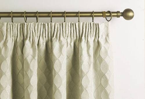 Rideau sur un ruban adhésif spécial