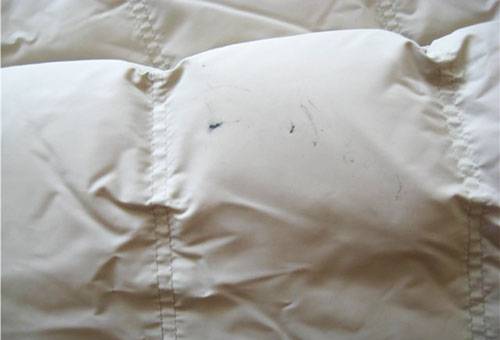 Doudoune blanche souillée