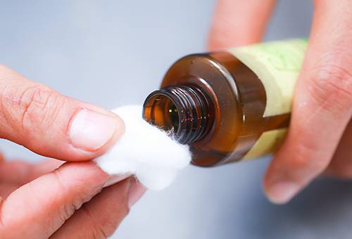 Application de solvant au coton