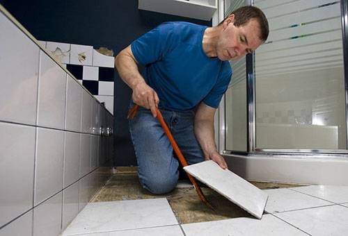 Démontage des carreaux dans la salle de bain