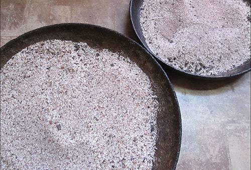 Recuit d'une poêle en fonte avec du sel