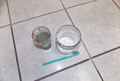 Préparation au nettoyage des joints entre les carreaux