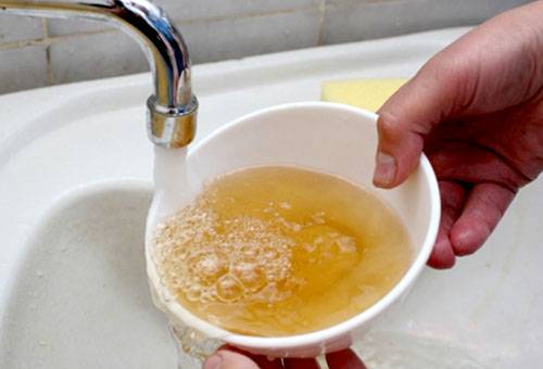 Eau du robinet rouillée sale