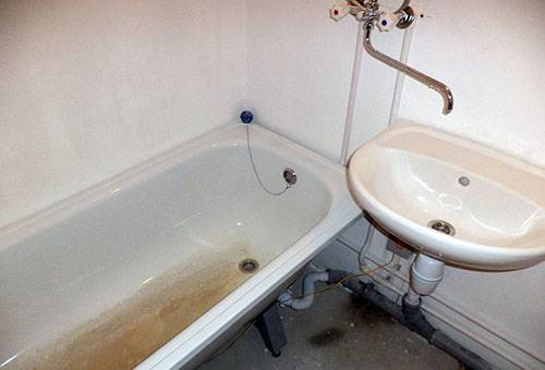 Bain en fonte avec une touche de rouille