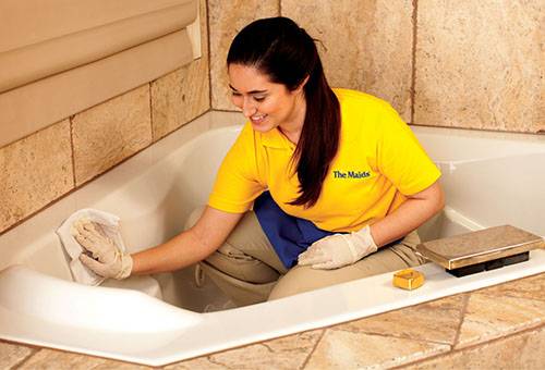 Fille nettoie le bain