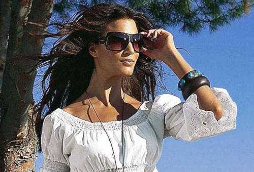 Fille en blouse blanche