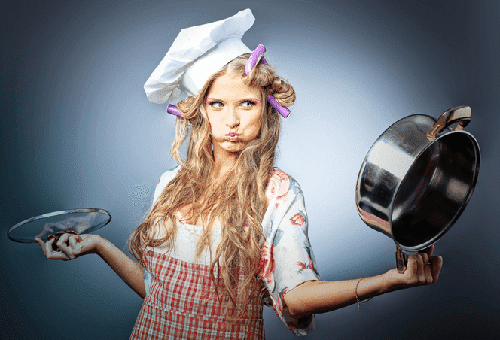 Fille avec une casserole en acier inoxydable