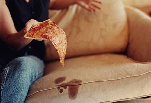 Tache de graisse sur le canapé