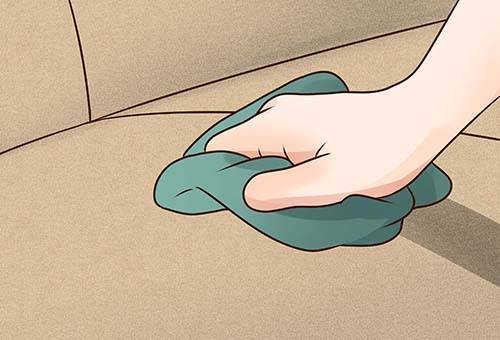 Nettoyage du canapé avec un chiffon doux