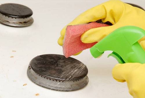 Nettoyage de la cuisinière à gaz émaillée