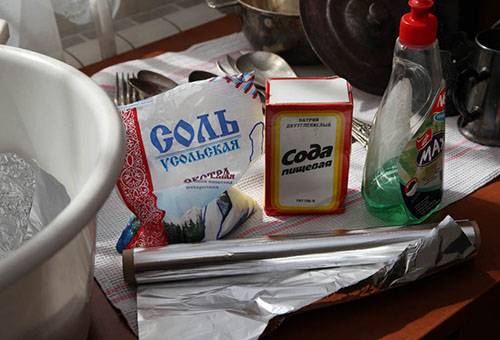 Moyens pour nettoyer le cupronickel