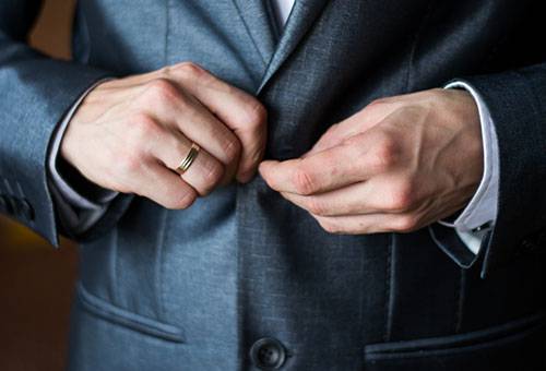 L'homme attache sa veste