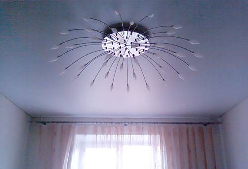 Plafond tendu mat avec lustre