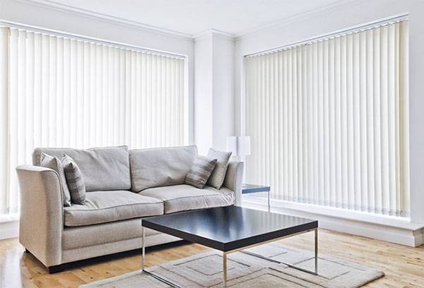 Salon avec stores verticaux blancs