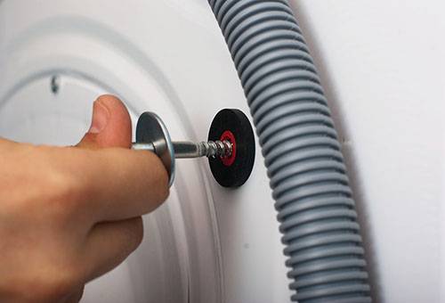 Retrait du boulon de transport de la machine à laver