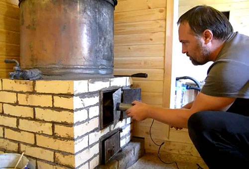 Un homme vérifie le poêle