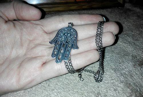 Pendentif en argent dans la paume de votre main