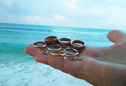 Bagues en or et en argent dans la paume de votre main