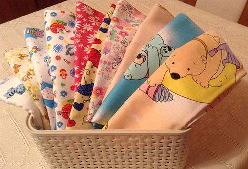 Couches dans un panier en plastique