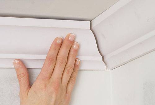 Amarrage du socle de plafond dans le coin