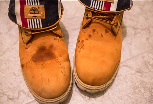 Taches sur des bottes en daim