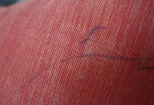 La trace de la poignée sur le tissu