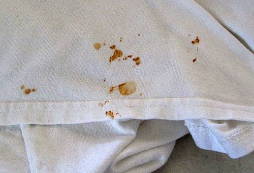 Taches de rouille sur le tissu blanc