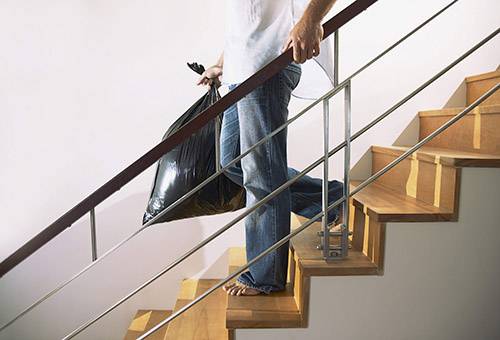 Un homme sort la poubelle