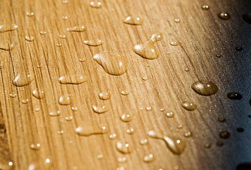 Gouttes d'eau sur le stratifié