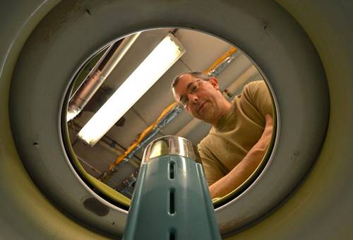 Maître inspecte la machine à laver