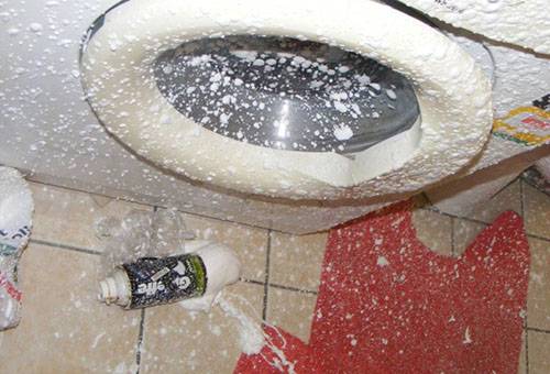 Une bouteille de mousse éclatée dans la salle de bain a explosé