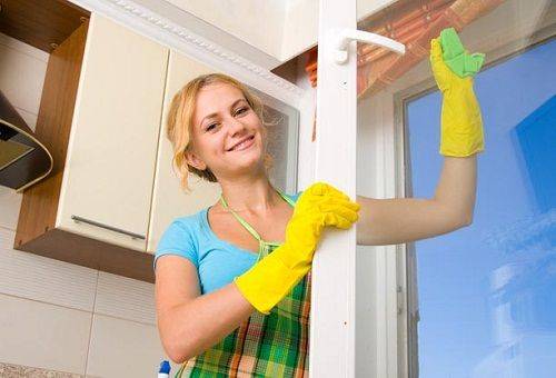 fille lave les fenêtres