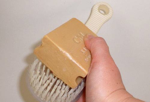 Savon à lessive et brosse