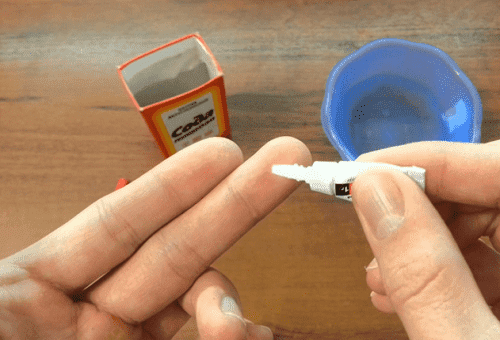 colle sur les doigts