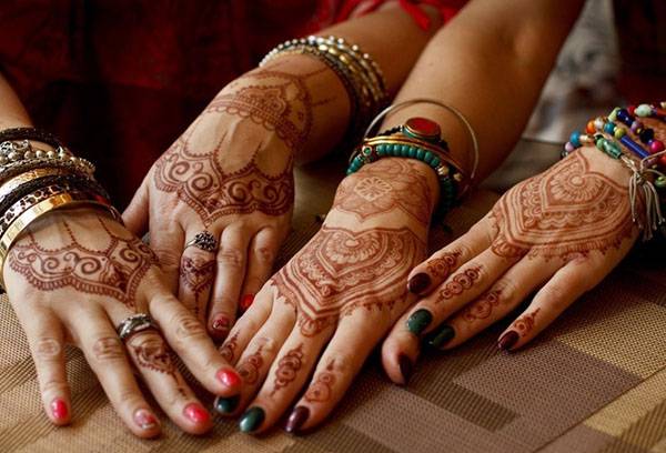 Mehendi dans les bras des femmes