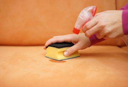 Enlever les taches du canapé à la maison