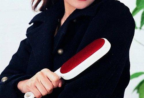 fille nettoie manteau