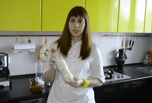 fille avec du gel maison dans ses mains