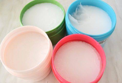 gel maison dans des boîtes en plastique