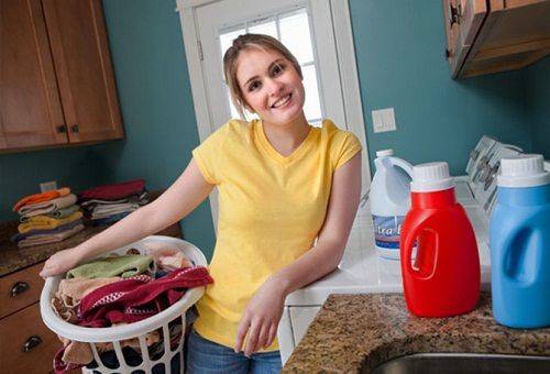 fille avec un panier à linge
