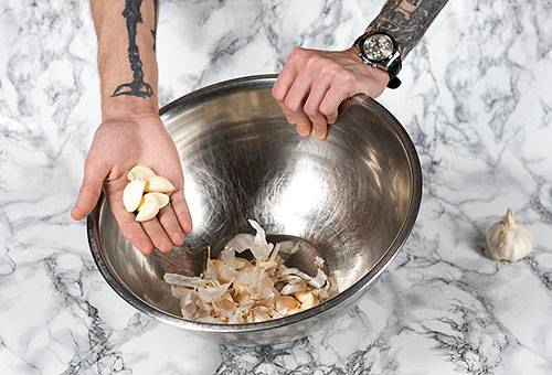 Éplucher l'ail frais