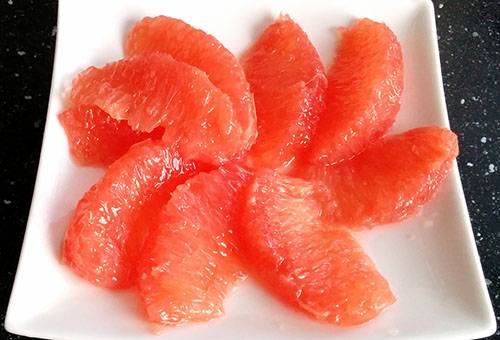 Tranches de pamplemousse pelées