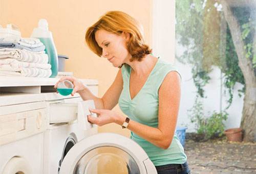 Lessive avec un outil spécial