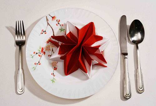 Serviettes pliées avec un astérisque